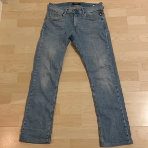 Replay Neill ljus blå - Hej, säljer ett par riktigt snygga jeans från Replay i modell Naill. Dom är knappt använda för att dom är försmå skick 9,9/10 bara att höra av sig vid funderingar💫💫
