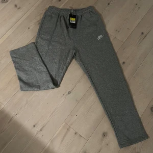 Grå mjukisbyxor från Nike - Ett par goa braller ifrån Nike i storlek L. Är lite små för mig så har köpt ett par nya. Knappt använda då jag ändast haft dem hemma någon gång! Skriv gärna om du har nån fråga eller vill ha fler bilder.