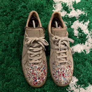Intressekoll Maison Margiela Gats - Intressekoll på dessa sällsynta Paint splatters! Sannolikt från FW16, storlek 45 i gott skick, lite slitning inuti men inget som syns utanför eller påverkar bruk. Om du har bud är det bara att skriva! 📩