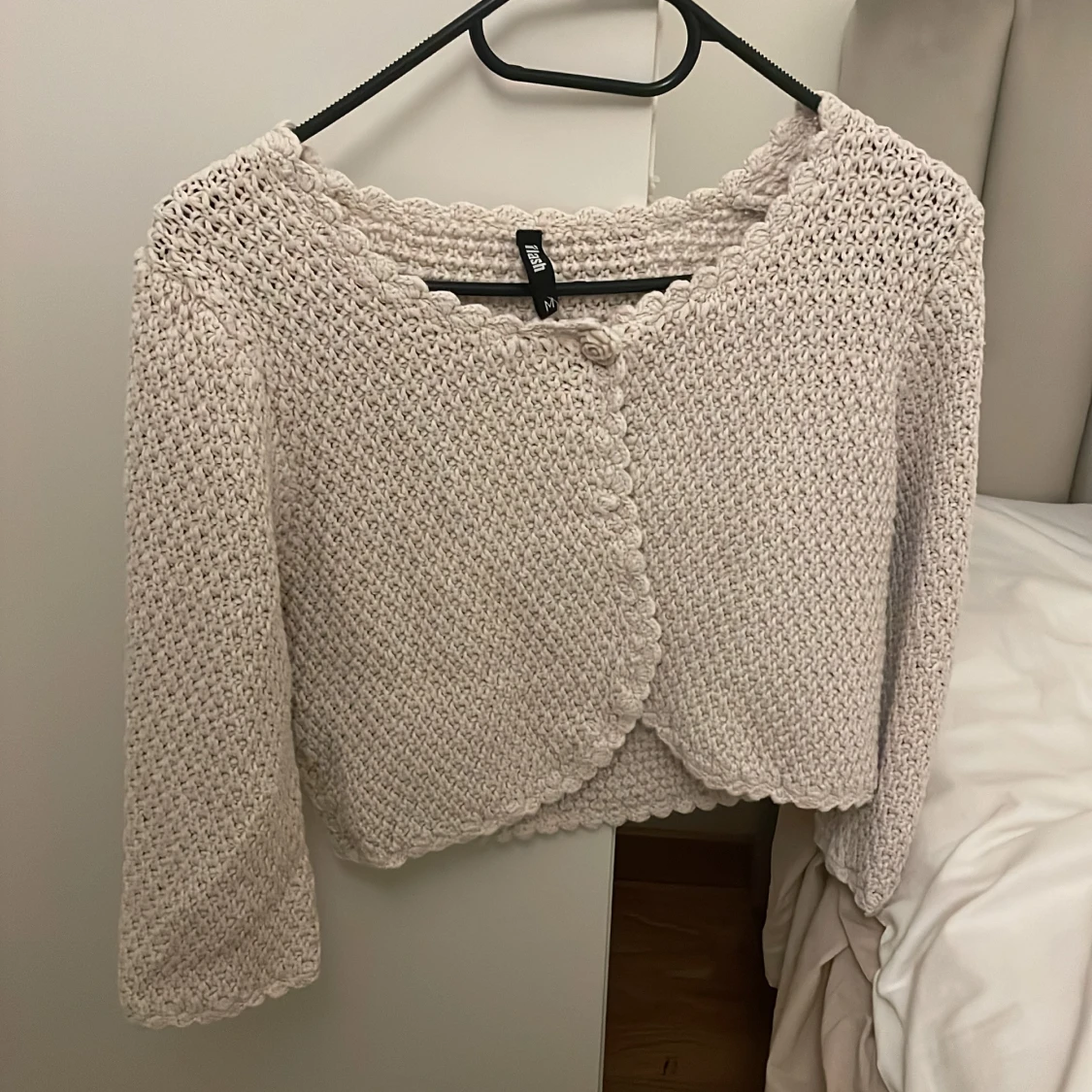 Beige stickad kofta med blomknapp - 1