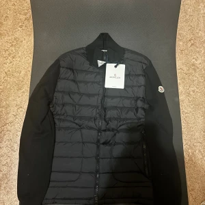 Moncler cardigan jacka - Helt ny och oanvänd cardigan från Moncler, storlek 2 men sitter även perfekt som S