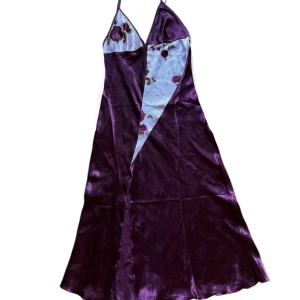 Vintage silke satin klänning  - super fin silke klänning, knytning i ryggen, split på sidan. Passar S-M. 