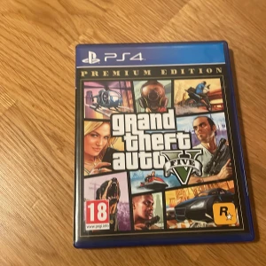 Grand Theft Auto V Premium Edition PS4 - Grand Theft Auto V Premium Edition till PS4 i mycket fint skick. Inkluderar både GTA V och GTA Online med Criminal Enterprise Starter Pack. Omslag, skiva och fodral ser ut att vara i bra skick utan synliga skador eller repor. Och det gungar till ps5 ochså 