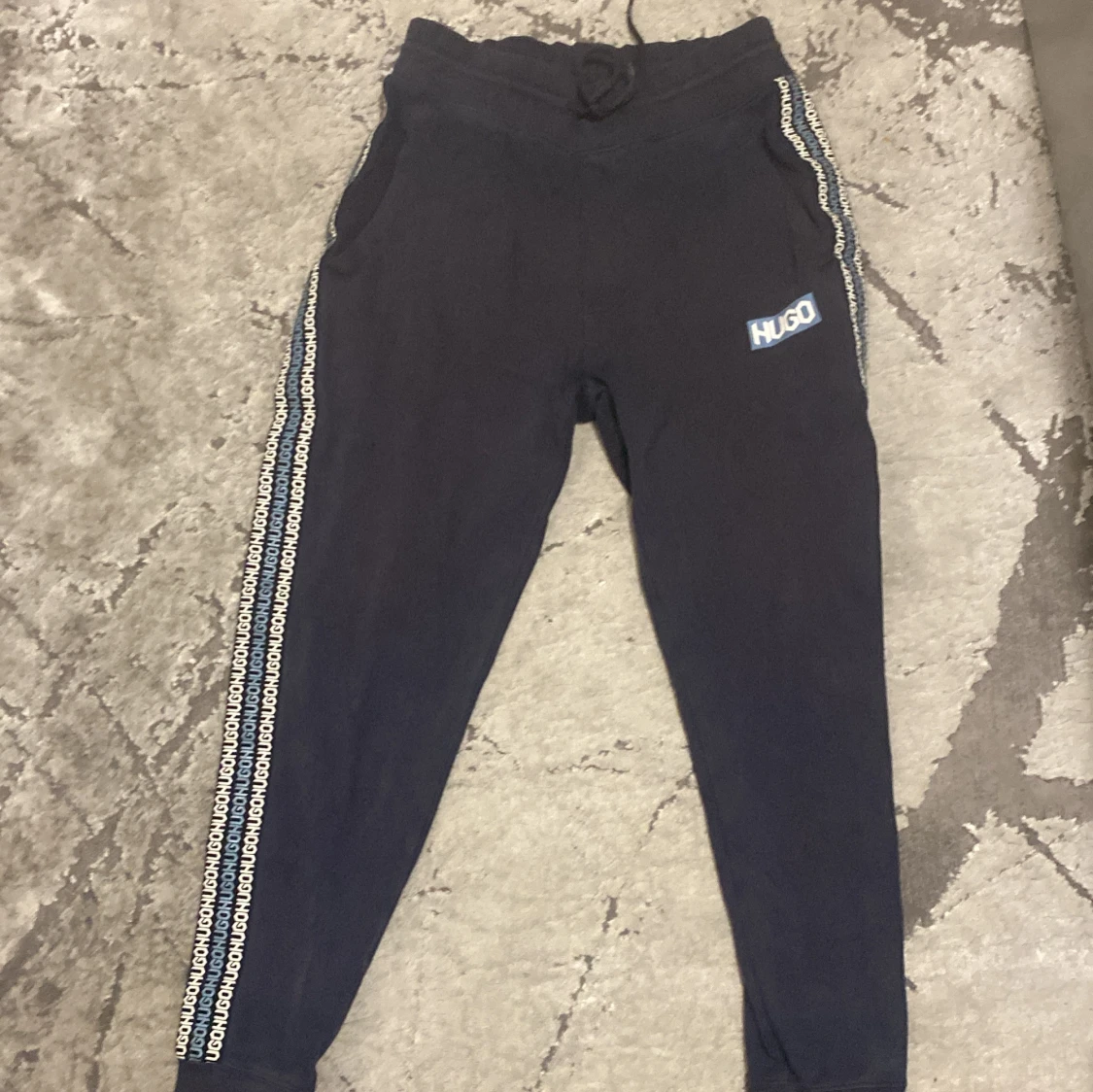 Mörkblå mjukisbyxor från Hugo Boss