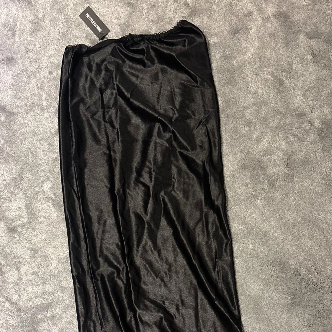 Svart satinkjol från PrettyLittleThing - 1