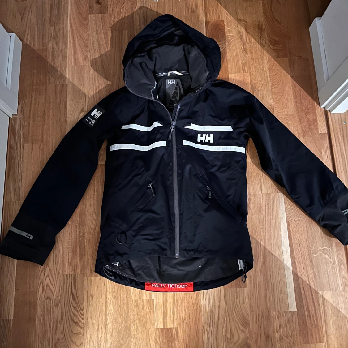 Svart Helly Hansen vindjacka med huva