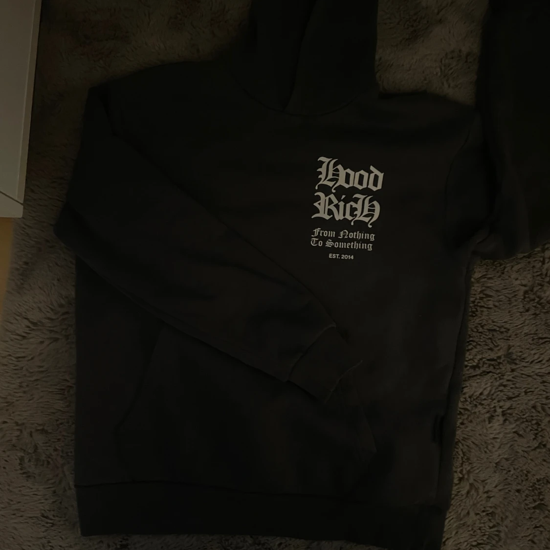 Svart hoodie från Hoodrich med tryck