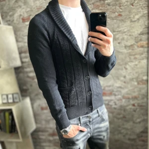 Stickad kofta - Bra skick, lite urtvättad. Storlek S passar dig som är mellan 175-185cm ungefär. Nypris ca 1000kr. Modellen är 185 cm, 79 kg. Passar bra nu till vintern. Skriv för mer information!🤝