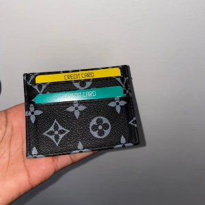 L.V korthållare Svart - Helt ny. Fin replika med grym kvalitet. Pris: 449kr. Först till kvarn. Skickas direkt inom 24h