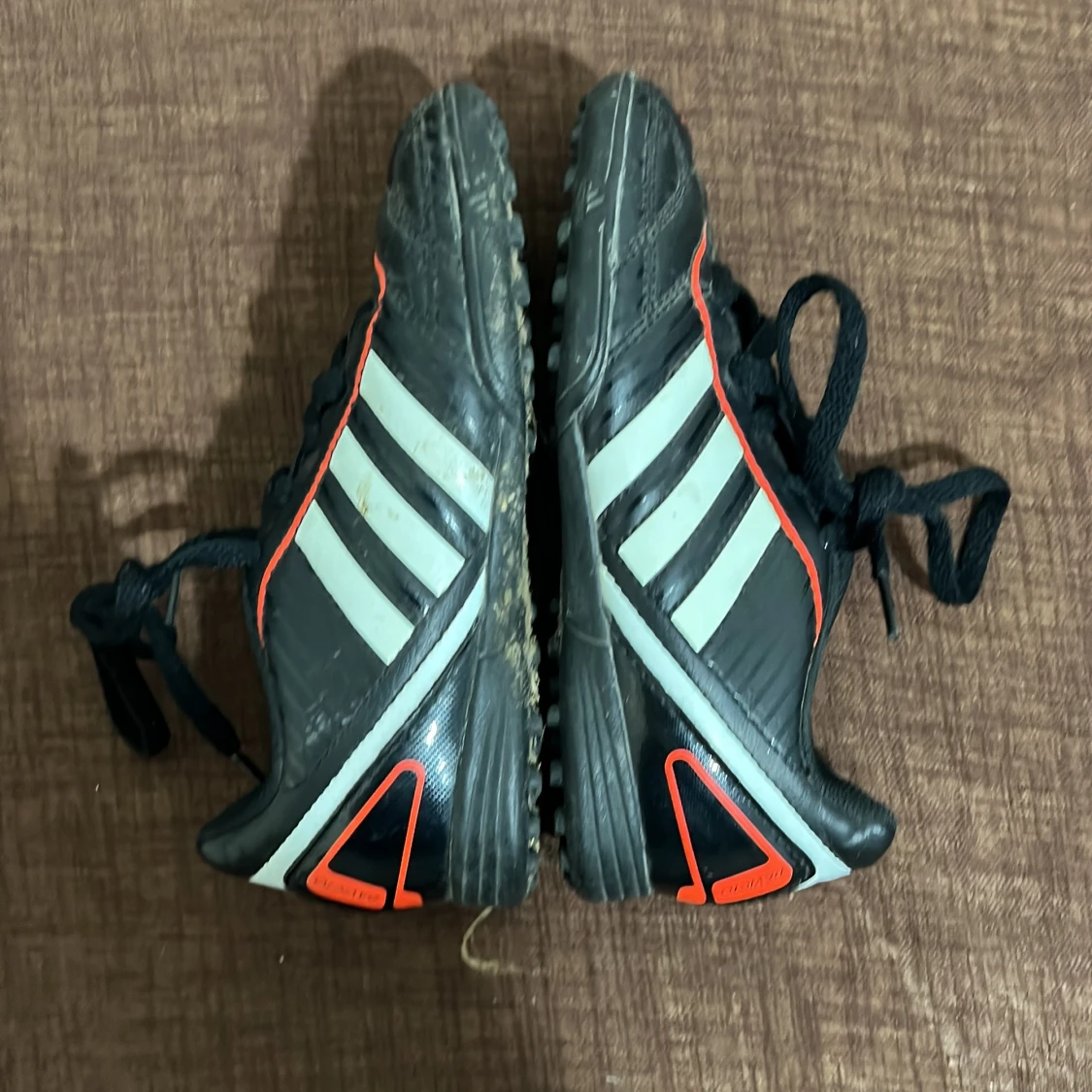 Adidas svarta fotbollsskor med röd detalj - 1