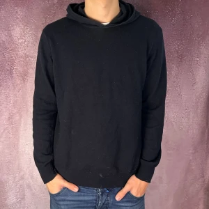 Oscar Jacobsson Pascal hoodie - Mycket fint skick | Size M (modellen är 187cm 73kg) | fraktar spårbart inom 24 timmar | för att köpa klicka ”köp nu” | vid frågor eller funderingar skriv en meddelande | följare får bättre rabatter🙌