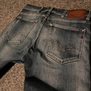 Replay Jeans - Helt i nyskick. Modell: Jondrill. Strl 31/32 men passar som 32/32. Hör av er vid funderingar!! 