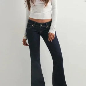 Slutsåld abrand jeans - Kollar intresset på mina snygga mörkblåa jeans från a brand som är slutsålda på hemsidan, sjukt snygg färg💗💗är 175