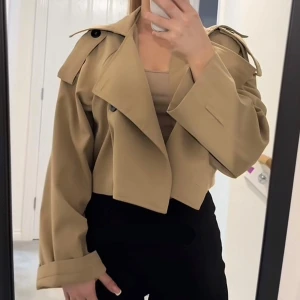 Croppad beige trenchcoat - Snygg croppad trenchcoat i beige