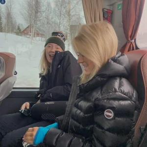 Svart pufferjacka från Colmar - Jättesnygg jacka från colmar! Köpte den förra året på nk.  Den har en liten repa vid ärmen som knappt syns. Skriv om du vill ha fler bilder eller har några frågor