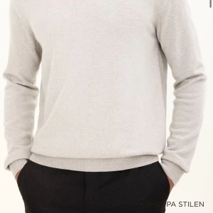 kashmir från Oscar Jacob  - En kashmir hoodie från Oscar Jacob har bild på den och sånt men hittar nt så drf de e en bild från Google fråga om bilder och ni får de ny pris 1600kr från nk kvitto finns