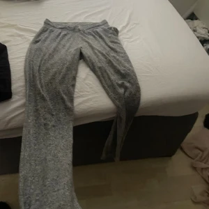 Grå mjukisbyxor från Lindex - Grå mjukisbyxor från Lindex i storlek 158/164. Byxorna har en mjuk och skön känsla, resår i midjan med snörning och raka ben. Perfekta för chill dagar hemma eller när du vill vara extra bekväm.