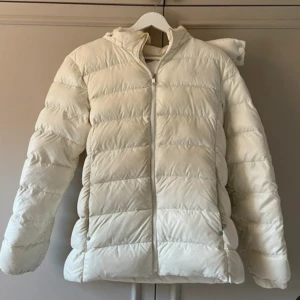 Ralph Lauren vinterjacka - En fin créme vit Ralph lauren vinter jacka. Storlek Xs. Fint skick utöver lite svarta sträck vi märker men syns inte så mycket, smink fläckar finns vid kragen men de går bort