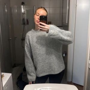 H&M Oversized Stickad Tröja - Säljer den populära oversized stickade tröjan från H&M, varsamt använd