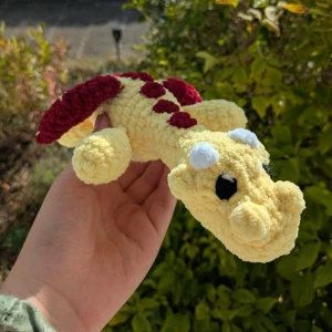 Drake 🐉❤️💛 - Unik handgjord virkad drake i mjukt fluffigt garn i färgerna gul och vinröd💛❤️ . Passar som present eller dekoration. Mjukt och barnvänligt material, detaljerade vingar och ögon. Ca 29 cm lång och ca 19 cm bred inräknat med vingarna🐉