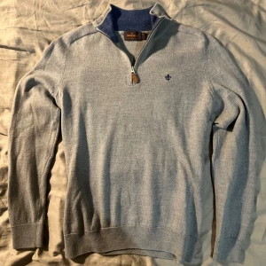 Grå Morris halfzip  - Säljer denna Morris halfzippen eftersom den inte passar mig. Står stl M men sitter som s. Tröjan är bara lätt använd. | skick 8/10 | bara att skiva vid frågor eller fler bilder. | priset är ej huggit i sten. |