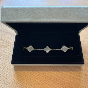 Van Cleef armband Alhambra guld  - Mother of pearl Alhambra armband i guld. Nästan oanvänd och mycket fint skick 