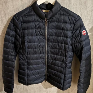 Mörkblå pufferjacka från Colmar - Riktigt fräsch Colmar jacka perfekt till hösten i väldigt bra skick! Storlek: XS Skick: 9,5/10 Pris: 1299 (kan diskuteras) Kontakta vid frågor!