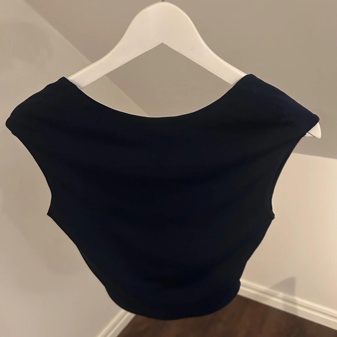 Mörkblå topp med öppen rygg