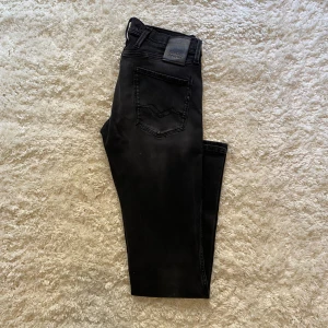 Svart Replay Anbass jeans  - Skick 8/10, Inga tydliga defekter. Storlek W28 L32 Modell Anbass vilket är slimfit. Gåva ingår vid köp!