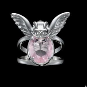 Maria Nilsdotter Gargoyle ring - Säljer nu min gargoyle ring från Maria Nilsdotter. Ringen är i silver och är storlek 17 och stenen är i färgen rose quartz 💕Bra skick! Skriv för fler bilder☺️Pris kan diskuteras!
