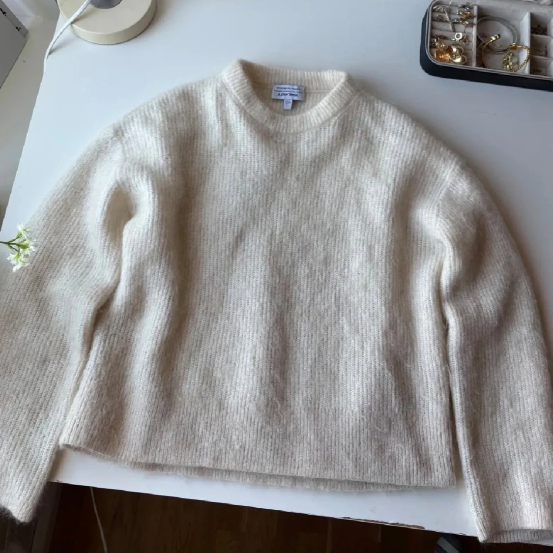 Vit fluffig stickad tröja  - 2