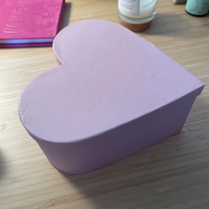 Presentask💝 - Bilderna visar en hjärtformad ask i rosa färg, tillverkad i kartong med ett lock. Perfekt som presentask😊