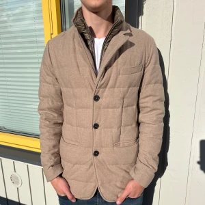 Herno jacka  - Tja! Säljer nu denna galet snygga herno jacka! Skick 9/10 riktigt bra utan synliga defekter. Nypris ligger runt 8000kr m n säljs nu för 2499kr. Hör gärna av er vid minsta lilla fundering.