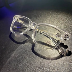 Chrome Hearts glassögon  - Säljer ett par Chrome Hearts stilrena glasögon med transparent båge och med blåljus glas. Helt nya oanvända. Fraktar samma / nästa dag. Priset kan diskuteras 