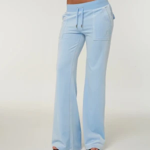 Juicy Couture byxor - Superfina och sköna ljusblåa märkes-mjukisbyxor från Juicy Couture! De är endast använda ett fåtal gånger, säljer då de är för små för mig. De är uppsydda hos en skräddare (ca 4 cm) så det går alltså att få de längre 🩷ord. pris 1200 kr, pris kan diskuteras!!