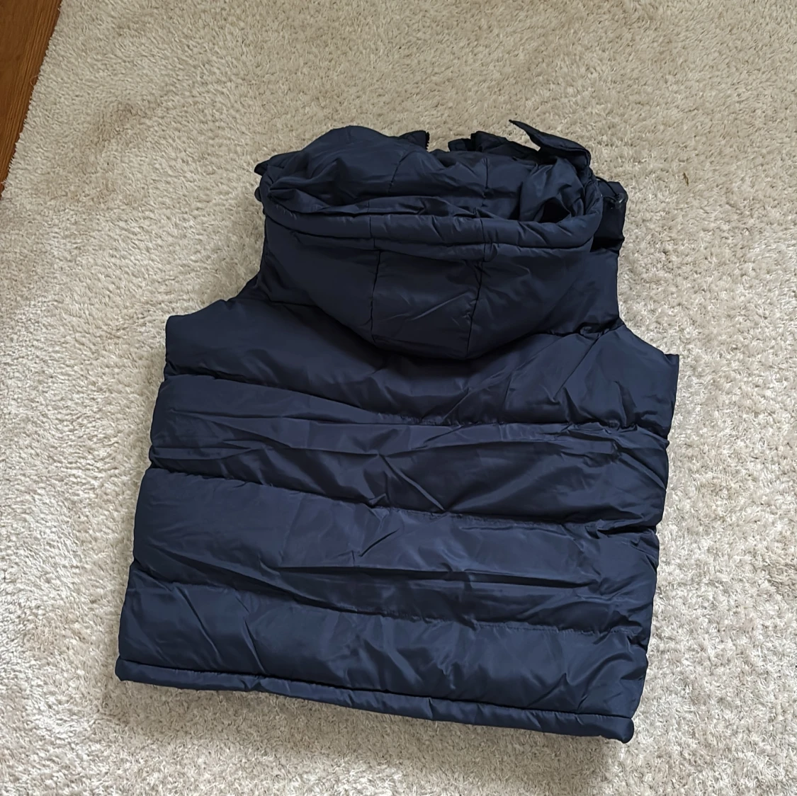Mörkblå dunväst med huva - 1