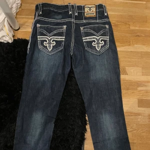 Rock Revival jeans med broderade fickor - Säljer ett par feta rock revival jeans. Slim fit. Inga defekter eller konstigheter. 