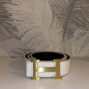 Vit H bälte - Fin vit bälte som är helt ny. Den är 110cm lång. Och med bältet så får du ett litet metall verktyg som kan göra extra hål på bältet med hjälp av hammare. Tveka inte att dm:a vid frågor eller intresse!!