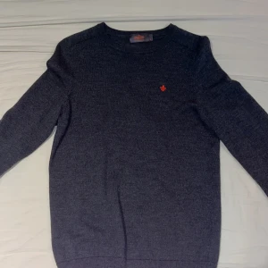 Mörkgrå merinoullströja från Morris - Snygg mörkgrå stickad tröja från Morris i 100% merinoull. Riktigt varm för att vara så tunn så perfekt nu inför vintern🤩🤩.  Nypris 1600. Denna är använd ett par gånger men ser fortfarande ny ut och inga defekter. PASSAR M,S. Bara att höra av sig vid funderingar!