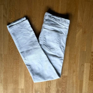 Vita jeans från Tiger Of Sweden - Säljer nu mina helt oanvända jeans från tiger of Sweden! De har inga missfärgningar eller liknande, och jeansen är i väldigt gott skick.              ✅Utmärkt skick                                                                  ✅Riktigt sköna herr jeans.                                               ✅Storlek 31/32, men sitter som 30/32                                                                         ✅Skickas alltid inom 24h⏱️💨.                                      