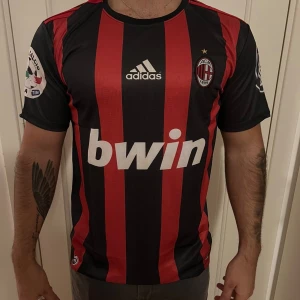 AC Milan Ronaldinho tröja Adidas - Vid intresse kontakta primekits1 på Instagram DM, finns storlekar från S-XL.🏆                                            Instagram : primekits1