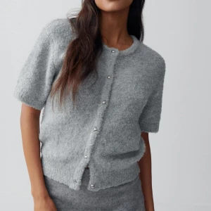 Grå fluffig kofta med pärlknappar - Grå fluffig kofta med pärlknappar