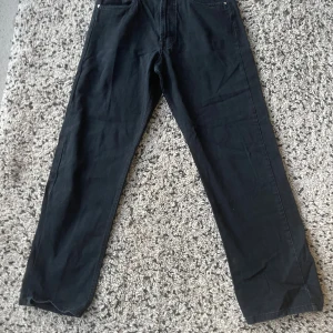 Svarta jeans från Hugo Boss Alabama - snabb leverans. varta jeans från Hugo Boss, modell Alabama. Klassisk femficksdesign med raka ben och snygga silverfärgade detaljer vid fickorna. Tillverkade i 100% bomull för en skön känsla och stilren look. Perfekta för dig som gillar en enkel och tidlös stil.