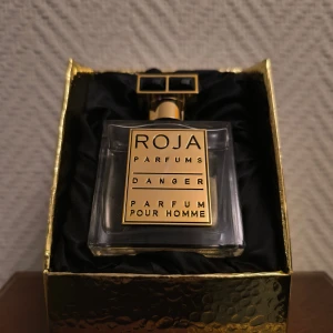 Roja Danger Pour Homme Parfum 50ml - Lyxig och exklusiv herrparfym från Roja Parfums. Flaskan innehåller 50 ml och är tillverkad i Storbritannien. Perfekt för dig som vill sticka ut med en elegant och sofistikerad doft. Se bild för mängd kvar.