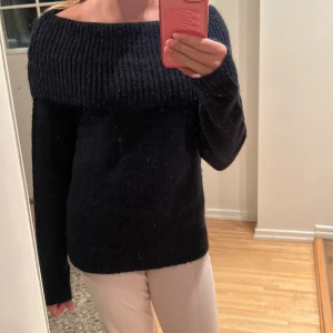 Mörkblå, stickad of sholder tröja - Stickad of sholder tröja från Gina Tricot. Stilren look och mycket bekväm. Ribbad överdel och muddar. Använd endast en gång