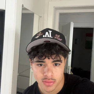 Svart LA keps med Design - Säljer en svart keps med vit LA-logga 