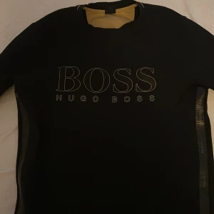 Hugo Boss Långärmad - Storlek S. Inga effekter eller liknande köpt för 1800kr  säljer för 750kr