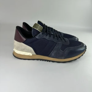 Valentino Rockrunner  - Storlek 42. Skick 9/10. Pris: 2299:-. Inga tillbehör.