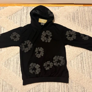 denim tears hoodie - Helt ny denim tears hoodie! Trendig och bekväm, perfekt för vintern. Den mjuka denimen gör den både stilren och varm – ett måste i garderoben just nu.