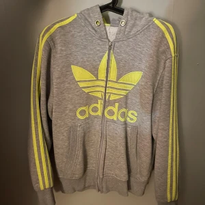 Adidas kofta  - • Tröjan är lite nopprig, saknar adidas knappar till  dragkedjan.                                                               Skriv för bilder på 